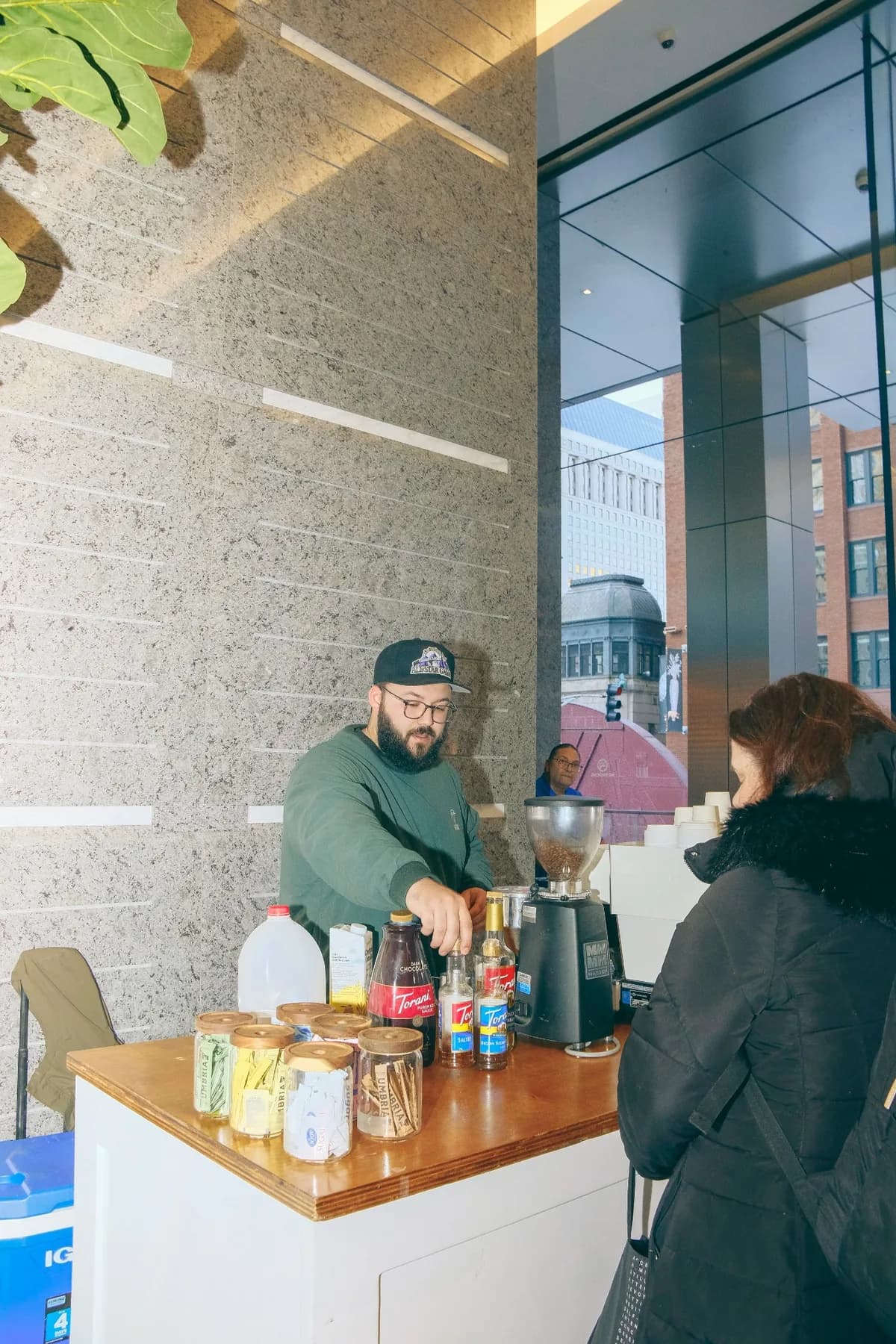 Barista prep syrups customer waiting